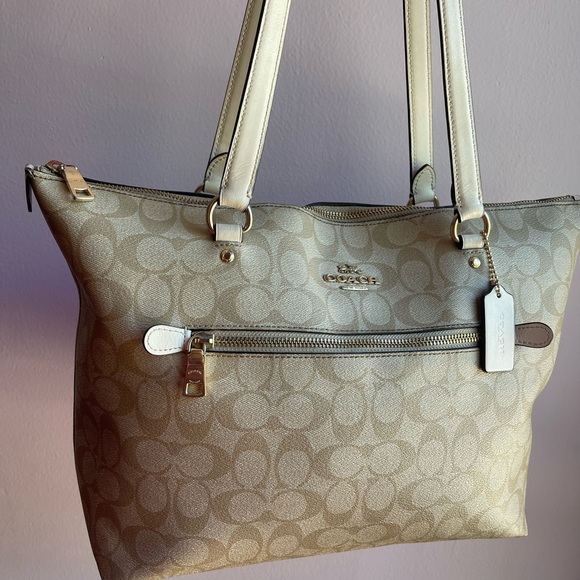 Coach Gallery Tote In Signature Canvas - Picture 2 of 12